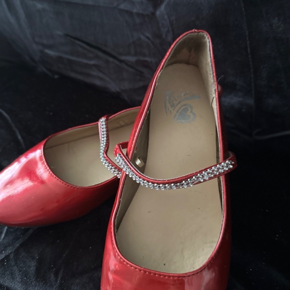 Children’s Place girls red round toe dress shoe size 2 - Picture 2 of 7